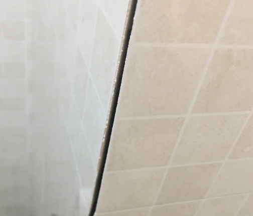 若羌瓷砖空鼓维修公司分享阳台瓷砖脱落的修复过程可以分为以下几个步骤
